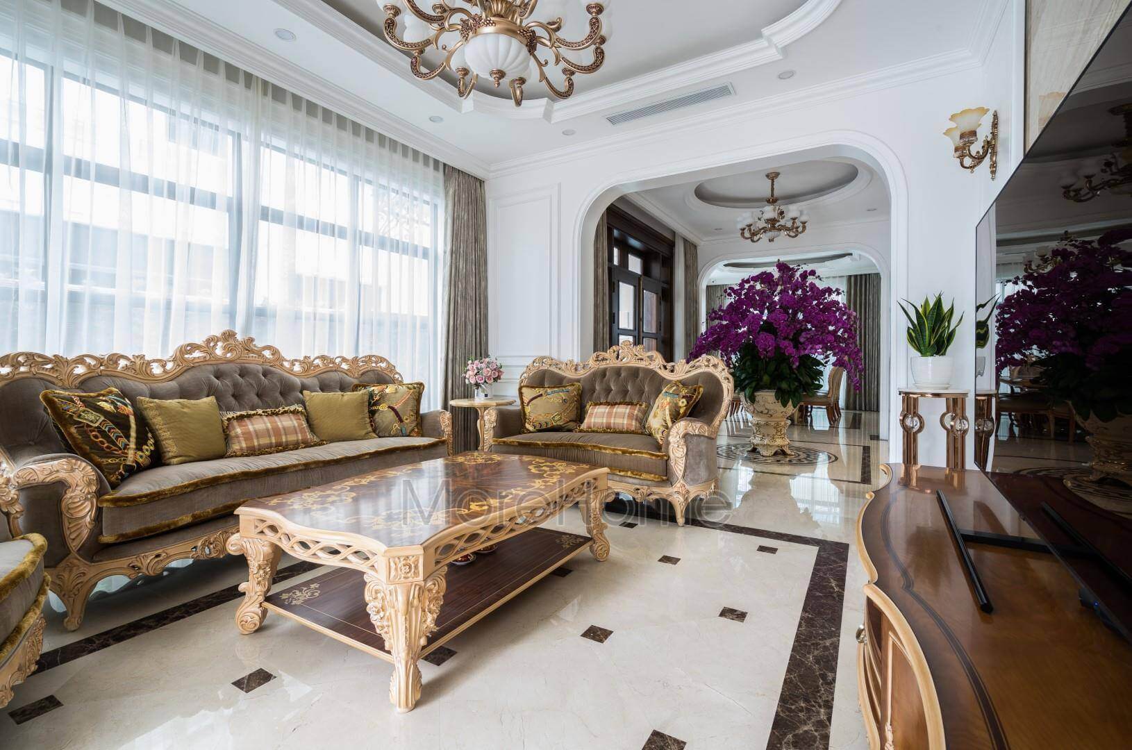 MoreHome tập trung sử dụng các mã màu trắng, be, màu cát, oliu giúp không gian biệt thự trở nên sang trọng và sáng hơn Thi công nội thất biệt thự