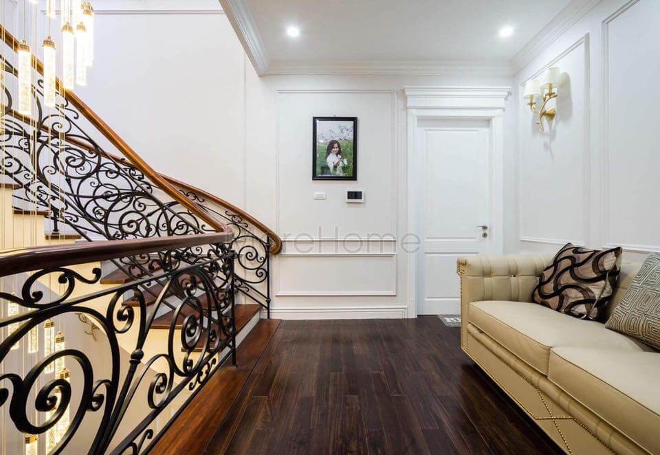 Khu vực giao giữa các tầng có khu vực nghỉ được bố trí sofa bành đơn giản Thi công nội thất biệt thự