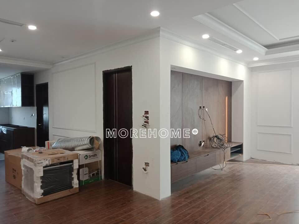 Thi công hoàn thiện không gian phòng khách với nội thất gỗ tự nhiên kết hợp gỗ công nghiệp Thi công nội thất chung cư trẻ trung, sang trọng