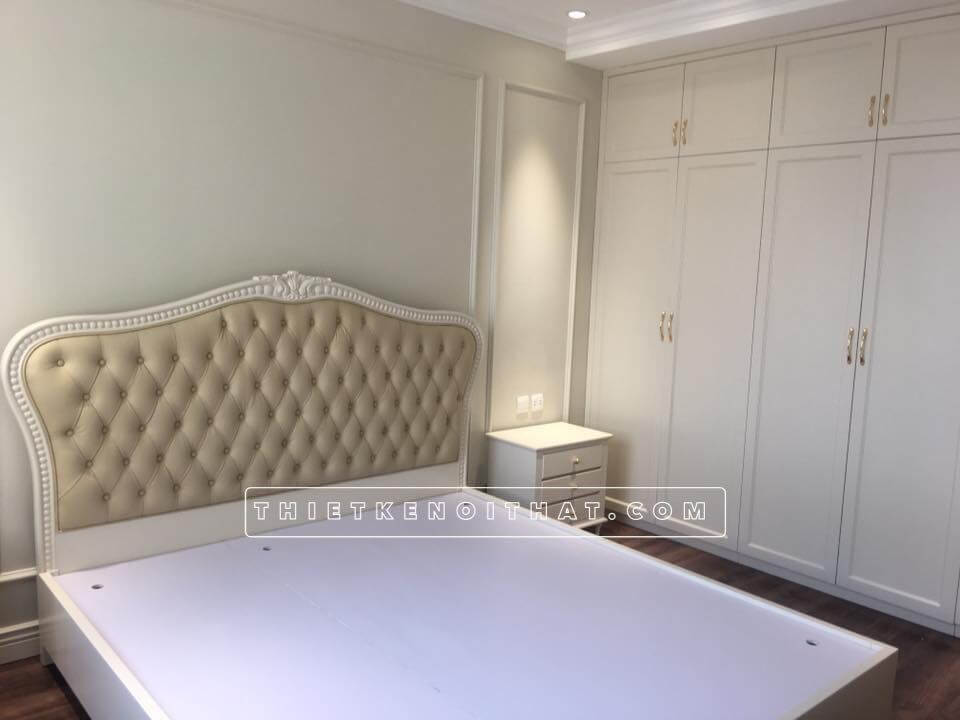 Không gian phòng ngủ được trang hoàng bằng nội thất chính màu trắng điểm nhấn vàng Thi công nội thất chung cư trẻ trung, sang trọng