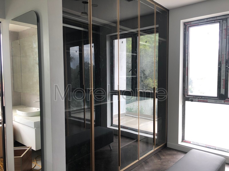 thi công tủ áo cánh kính