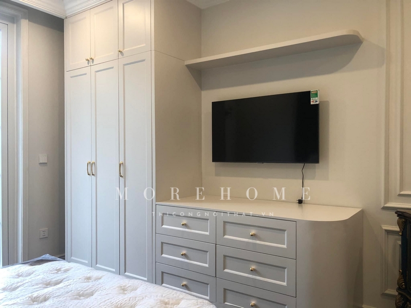 Thi công tủ quần áo 3 cánh gỗ tự nhiên màu trắng âm tường tận dụng triệt để phần không gian tăng diện tích cất trữ quần áo, đồ đạc không gian ngăn nắp.